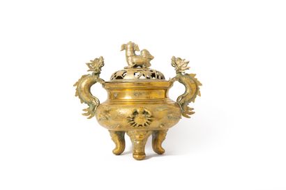 null CHINE, XIXe siècle

Brûle-parfum circulaire tripode en laiton, un décor de fleurs...