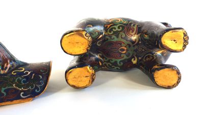 null CHINA

Pair of copper and cloisonné enamel incense burners with dogs

H. 18,5...
