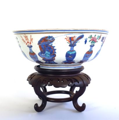 null CHINE, XIXe siècle

Bol en porcelaine polychrome à décor tournant de vases fleuris...