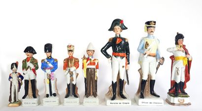 null Suite de huit figurines en porcelaine représentant des militaires du Ier Empire

Certaines...