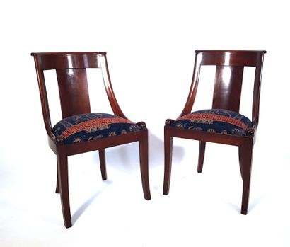 null Pair of mahogany gondola chairs with sabre legs and hieroglyphic decorations

Louis-Philippe...