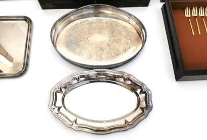 null Set of silver plated menageries including : 

- Silver-plated menagere with...