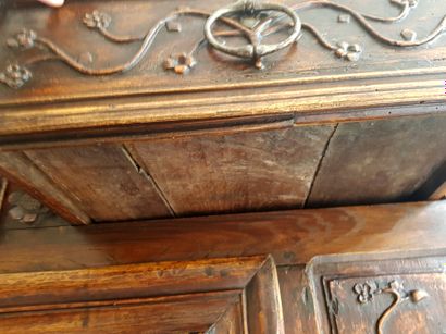null Languedoc work from the 18th century

Natural wood sideboard opening to a leaf...