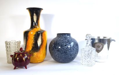 null Lot including three vases, a covered pot and a wiskhy carafe in glass, ceramic...