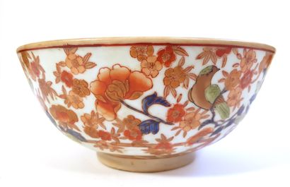null CHINE

Grande coupe en porcelaine à décor de vases fleuris et oiseaux embranchés

Marque...