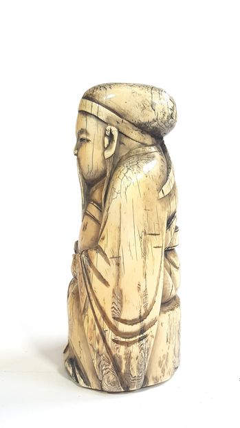null CHINE, vers 1900

Statuette en ivoire représentant un dignitaire assis tenant...