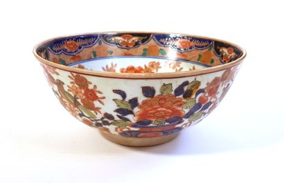null CHINE

Grande coupe en porcelaine à décor de vases fleuris et oiseaux embranchés

Marque...