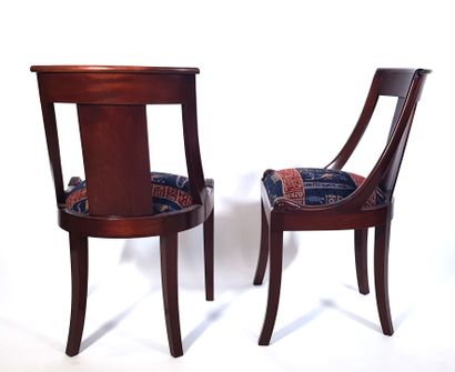 null Pair of mahogany gondola chairs with sabre legs and hieroglyphic decorations

Louis-Philippe...