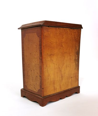 null Small jewel box and perfume cellar in the form of an inlaid chiffonier

Napoleon...
