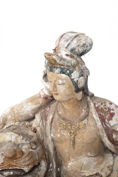 null Chine, XIXe siècle 

Figure de Guanyin en bois sculpté, représentée allongée...