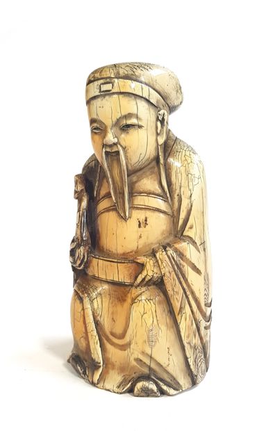 null CHINE, vers 1900

Statuette en ivoire représentant un dignitaire assis tenant...