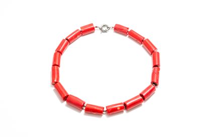 null Necklace composed of pieces of red coral of cylindrical form taken up on red...