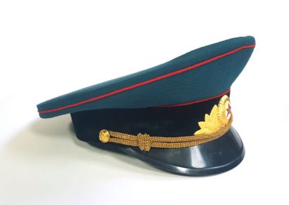 null фуражка советской армии

Soviet army officer's ceremonial cap, label inside...