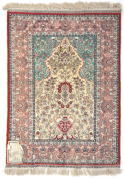 null Fine Sino Hereke silk carpet embroidered with golden threads, circa 1980 

Dimensions...