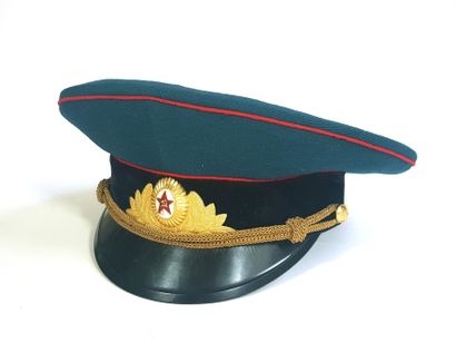 null фуражка советской армии

Casquette de cérémonie d'officier de l'armée soviétique,...