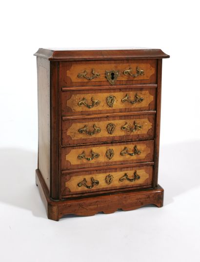 null Small jewel box and perfume cellar in the form of an inlaid chiffonier

Napoleon...