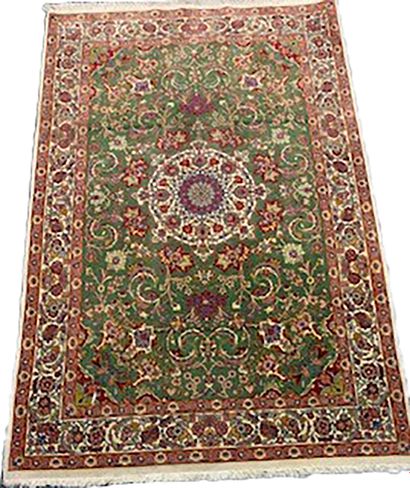 null Exceptional and very fine wool and silk Tabriz carpet - Iran, mid 20th century

Dimensions...