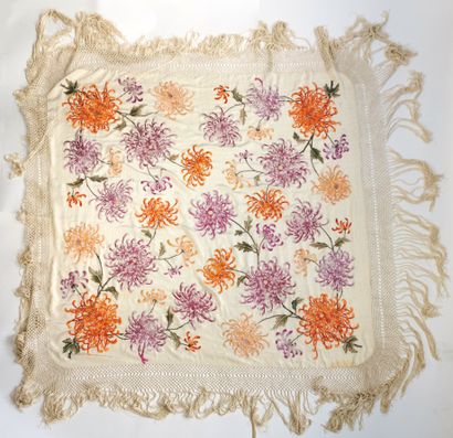 null INDOCHINA, 20th century

Silk shawl with silk embroidery on each side of peony...