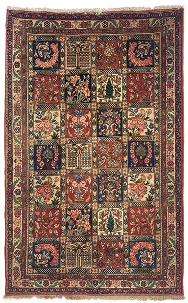 null Large BAKTIAR DJAHAD carpet (Iran), circa 1985

Dimensions : 210 x 130 cm

Technical...