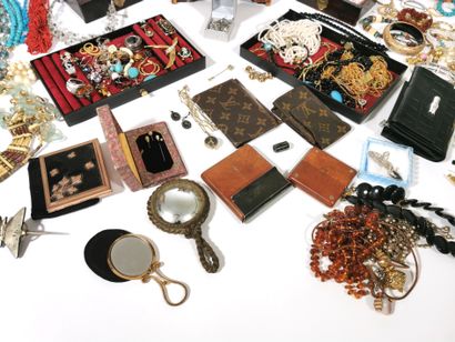 null Important lot de bijoux fantaisie comprenant bagues, broches, colliers, boucles...