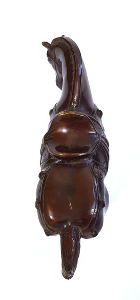 null CHINE

Cheval en bronze à patine brune dans le style Tang

H. 15,4 x L. 20 ...
