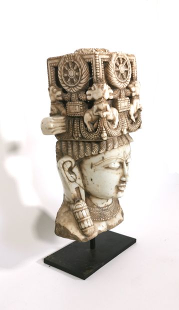 null INDE (Gujarat), dans le style du XVIe siècle

Tête de divinité en marbre blanc,...