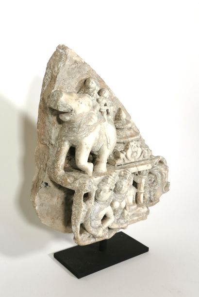 null 
INDE (Gujarat), XIIe siècle

Élément architecural Jaïn en marbre blanc représentant...
