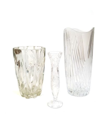 null Trois vases en cristal taillé

H. entre 20,5 et 30 cm