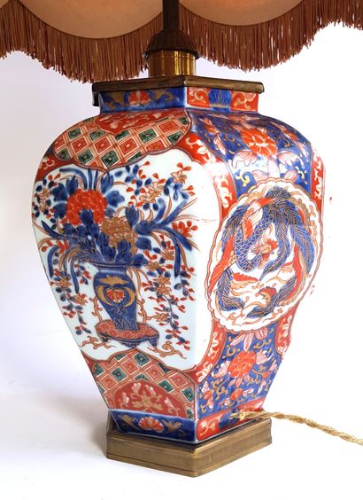 null JAPAN, 19th century

Hexagonal porcelain vase with polychrome decoration of...