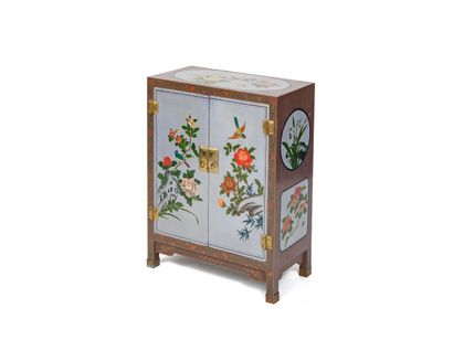 null CHINA, 20th century

Piece of furniture with two doors decorated with birds...