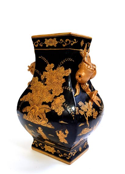 null CHINE

Vase en porcelaine de type fanghu à décor ocre sur fond noir d'enfants...