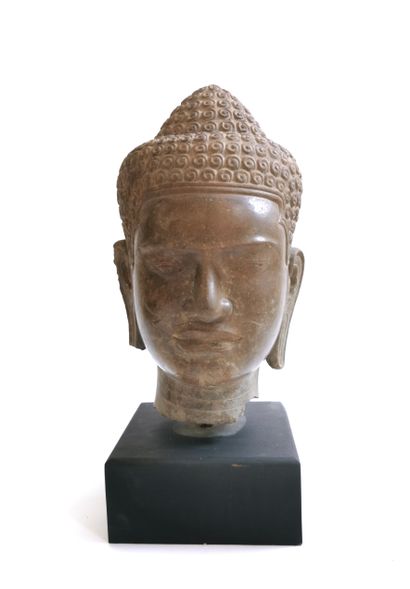 null CAMBODGE

Importante tête de bouddha en grès dans le style Khmer d'Angkor Vat...