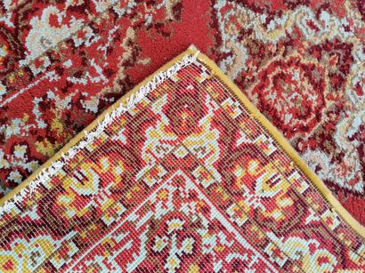 null Mechanical carpet of oriental style on brick red background.

Good general condition

211...