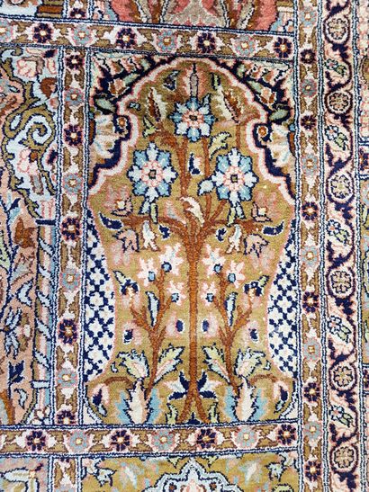 null Fine Kashmir silk carpet - India, circa 1975

Dimensions : 225 x 139 cm 

Technical...