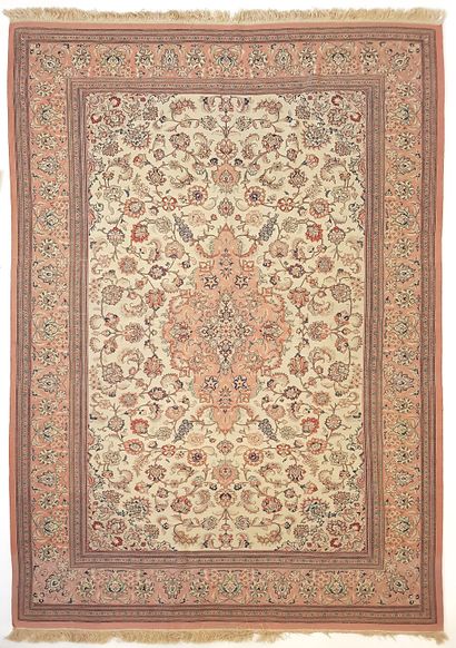 null Fine Ghoum silk carpet (Iran), circa 1980

Dimensions : 196 x 138 cm

Technical...