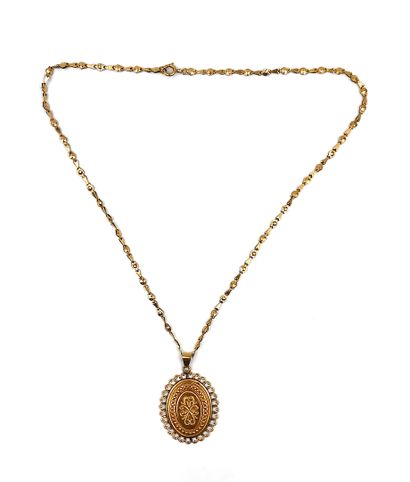 null Pendant in yellow gold 18K (750 thousandths) of oval shape with chiselled decoration...