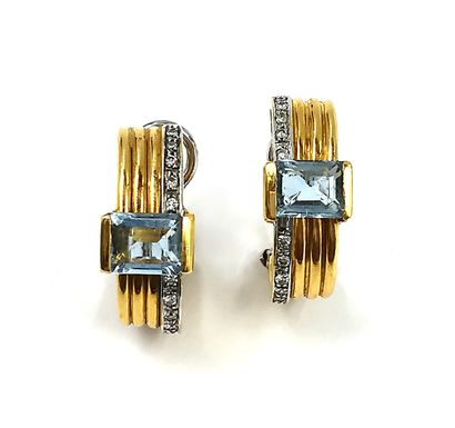 null Pair of earrings in two-tone gold 18K (750 thousandths), the godronnée setting...