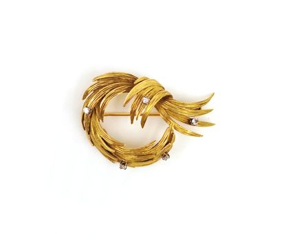 null Brooch in yellow gold 18K (750 thousandths) with decoration of interlaced spray,...