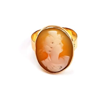 null Yellow gold ring 18K (750 thousandths), decorated with a cameo shell representing...