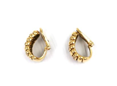 null Pair of earrings in yellow gold 18K (750 thousandths) godronnée and alternated...