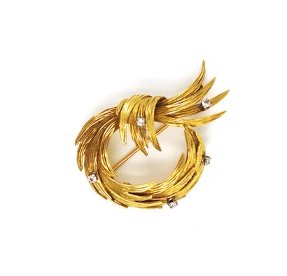 null Brooch in yellow gold 18K (750 thousandths) with decoration of interlaced spray,...
