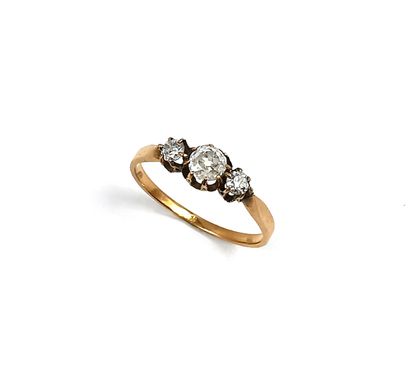 null 18K (750 thousandths) pink gold ring, centered on a round old-cut diamond of...