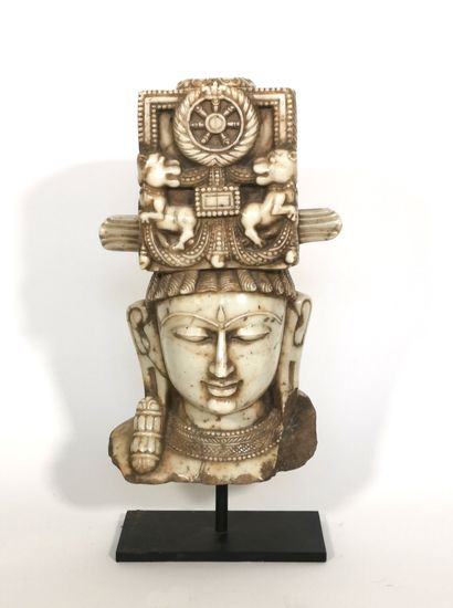 null INDIA (Gujarat), in the style of the 16th century

White marble head of a deity,...