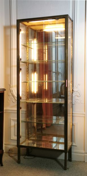 null Pair of polished brass display cases with mirror back

H. 169,5 x W. 60 x D....
