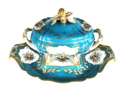 null Soup tureen and its tray in polychrome porcelain of rocaille style with decoration...