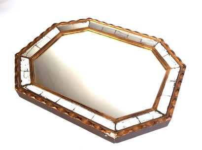 null Octagonal mirror with moulded and gilded wood glazing

47 x 37,5 x 4 cm

Wo...