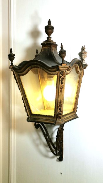 null Lantern in lacquered wood and gilded stucco

Italy, early 19th century

On a...