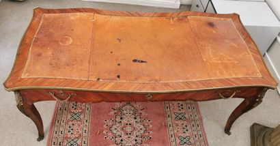 null Rosewood and violet wood veneer flat desk

Louis XVI style

H. 73 x L. 159,5...