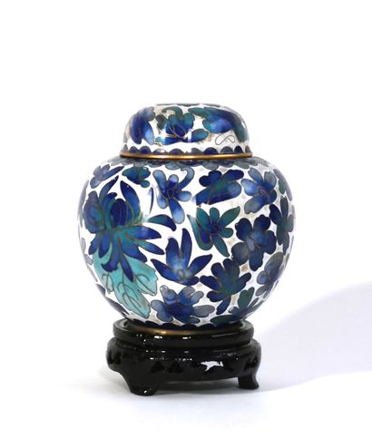 null CHINA

Covered pot in cloisonné enamel with floral decoration

Carved wooden...