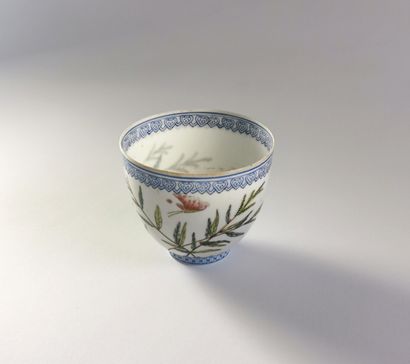 null CHINA,

Extremely thin-walled porcelain bowl with butterfly and frieze decoration

Mark...